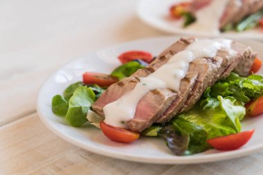 Tuna biftek salatası ile