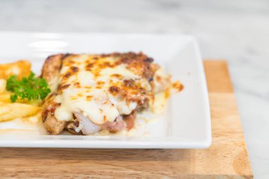 tavuk ve domuz eti biftek