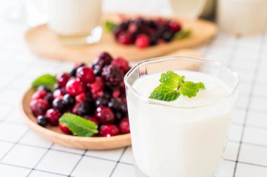 karışık meyveli Yoğurtlu