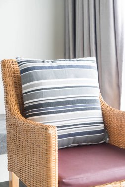 Kanepe oturma Interio dekorasyonda güzel lüks yastık