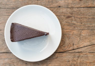 Çikolatalı pasta plaka üzerinde