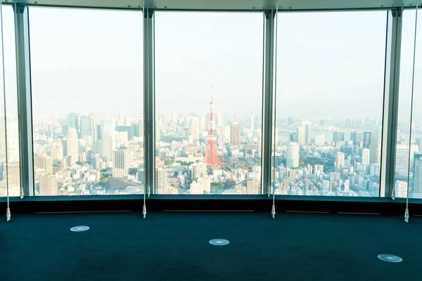 Tokyo Kulesi arka plan ile binanın pencere