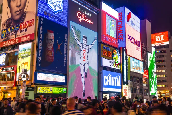 OSAKA, JAPÓN - 19 NOV 2016: Grupo de personas caminando para ir de compras — Foto de Stock