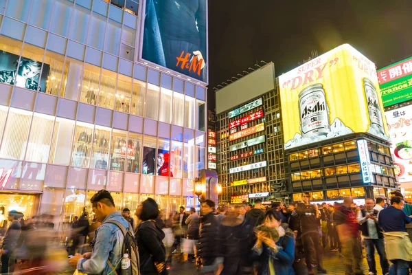 Osaka, Japonya - 19 Kasım 2016: Bir grup insan shopp için yürüyüş
