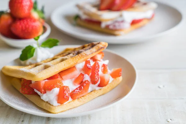 ahşap üzerine çilek ile waffle