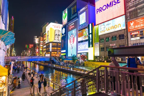 OSAKA, GIAPPONE - 19 NOV 2016: Gruppo di persone che camminano per fare shopping — Foto Stock