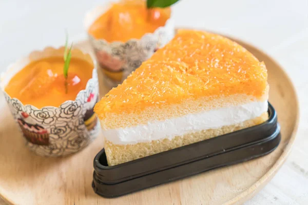 Turuncu kek ve altın konu pasta 