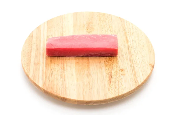 Świeży tuńczyk na pokładzie drewna — Zdjęcie stockowe