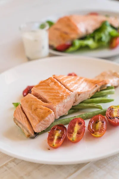 Bife de salmão grelhado — Fotografia de Stock