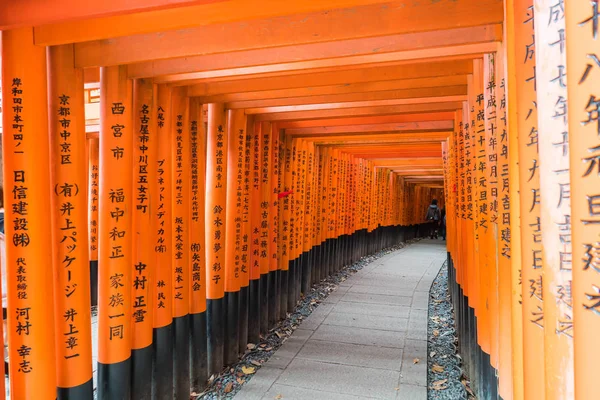 The red torii gates walkway at fushimi inari taisha shrine in Ky — Stock Photo, Image