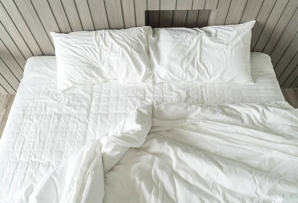 Beyaz dağınık yastık dekorasyonu yatak ile buruşuk yatak — Stok fotoğraf