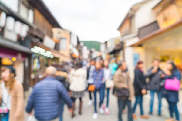 Os turistas desfocados caminham em uma rua em torno do Templo de Kiyomizu. Quioto — Fotografia de Stock