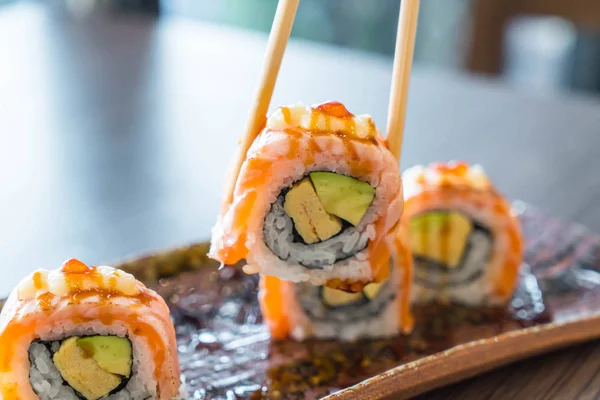 Izgara somon suşi roll