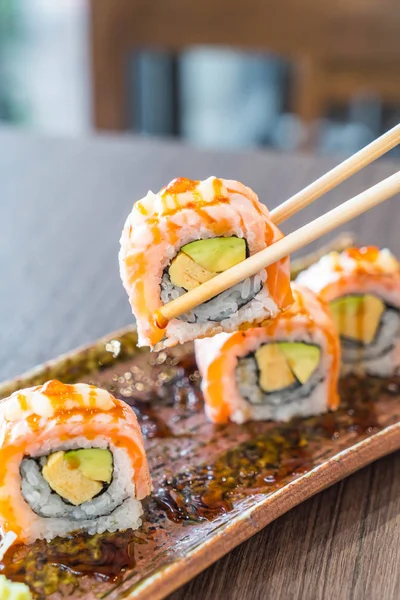 Izgara somon suşi roll