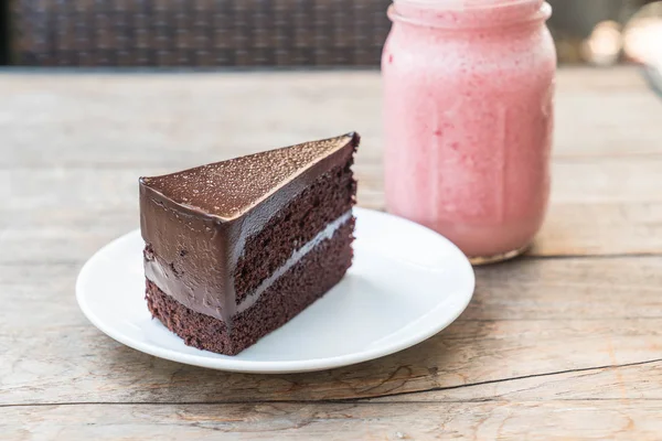 Chocolade taart op plaat — Stockfoto