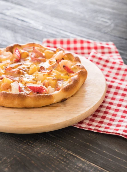 Ev yapımı hawaiian deniz ürünleri pizza
