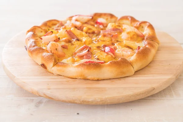 Ev yapımı hawaiian deniz ürünleri pizza