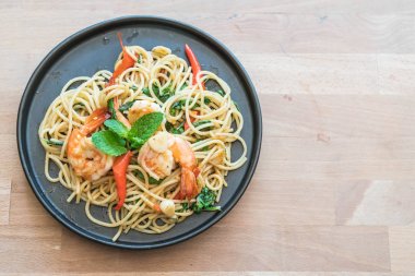 karides tavada kızartılmış acılı spagetti 