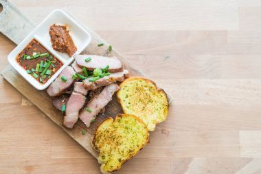 sarımsaklı ekmek ile kömür haşlanmış domuz eti boyun