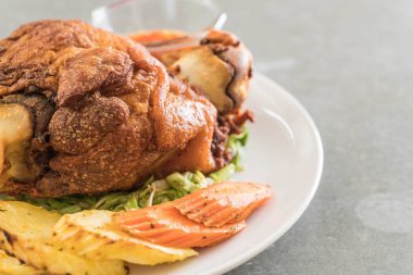 Gevrek domuz knuckle veya Alman domuz Hocks