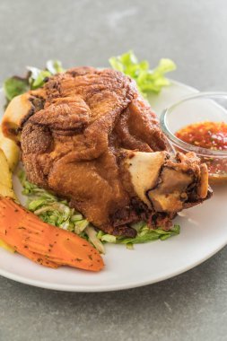 Gevrek domuz knuckle veya Alman domuz Hocks