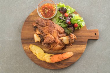 Gevrek domuz knuckle veya Alman domuz Hocks