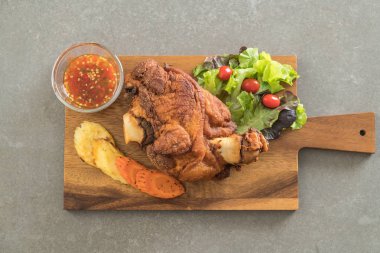 Gevrek domuz knuckle veya Alman domuz Hocks