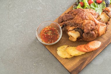 Gevrek domuz knuckle veya Alman domuz Hocks