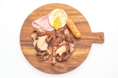 ahşap plaka üzerinde ızgara biftek mix