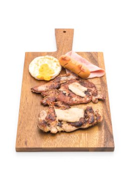 ahşap plaka üzerinde ızgara biftek mix