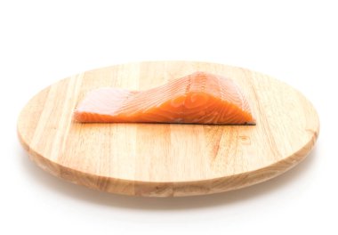 ahşap tahta üzerinde taze somon