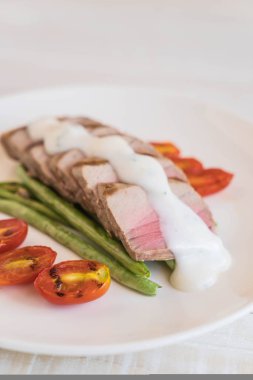 Tuna biftek salatası ile