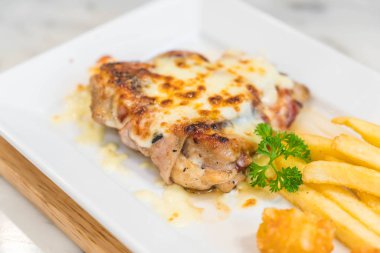 tavuk ve domuz eti biftek