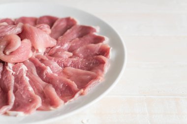 ahşap üzerine taze dilimlenmiş domuz