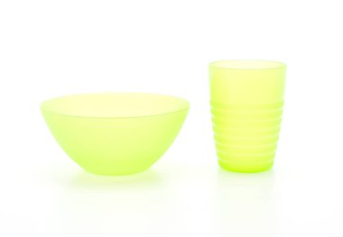 Yeşil plastik kase ve cam