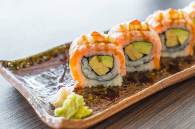 Izgara somon suşi roll