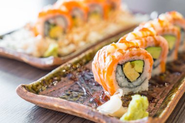 Izgara somon suşi roll