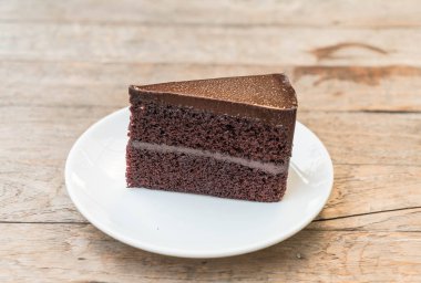 Çikolatalı pasta plaka üzerinde