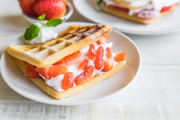 ahşap üzerine çilek ile waffle