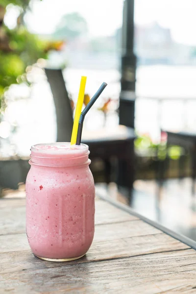 Burk av jordgubb smoothie — Stockfoto