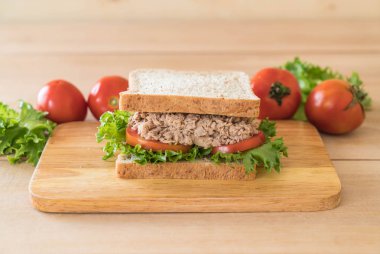 ton balıklı sandviç Wood