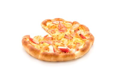 Beyaz arka plan üzerinde izole hawaiian deniz ürünleri pizza 