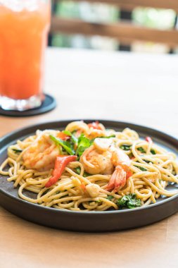 karides tavada kızartılmış acılı spagetti 