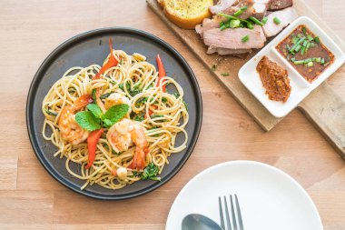 karides tavada kızartılmış acılı spagetti 