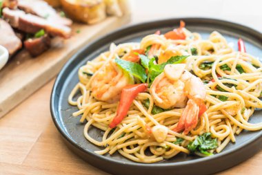 karides tavada kızartılmış acılı spagetti 