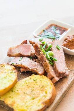 sarımsaklı ekmek ile kömür haşlanmış domuz eti boyun