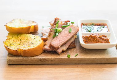 sarımsaklı ekmek ile kömür haşlanmış domuz eti boyun