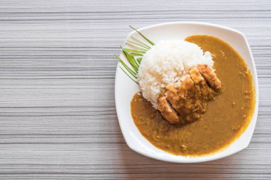 köri pirinç kızarmış domuz eti