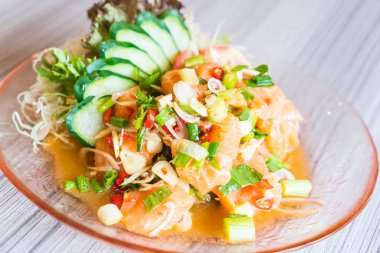 Baharatlı somon salata