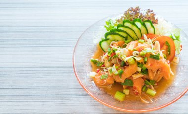 Baharatlı somon salata